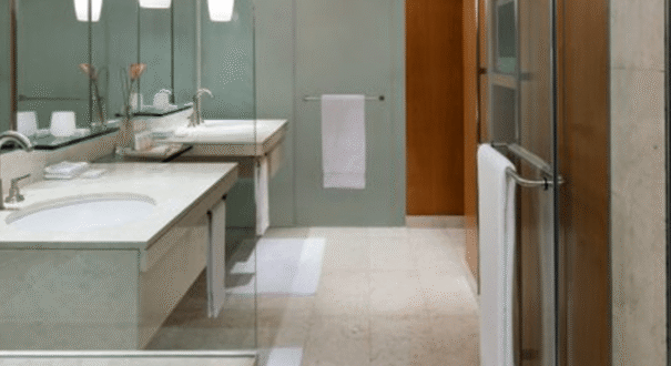 اتاق دلوکس در هتل The H دبی با طراحی مدرن و نمای شهری زیبا