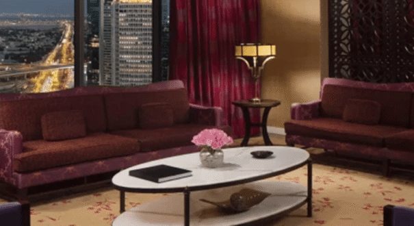 اتاق دلوکس در هتل The H دبی با طراحی مدرن و نمای شهری زیبا