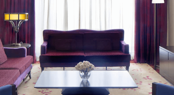 اتاق دلوکس در هتل The H دبی با طراحی مدرن و نمای شهری زیبا
