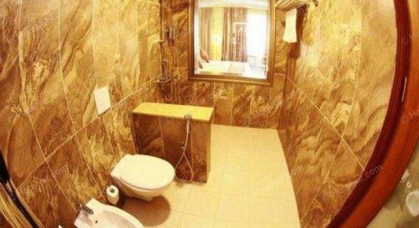 این هتل منطبق با معماری روز دنیا و بالاترین استانداردهای صنعت گردشگری طراحی شده است. هتل ویدا کیش در فاصله ای کوتاه از ساحل دریا، مراکز خرید، سالن همایش های بین المللی و پردیس بین الملل دانشگاه شریف قرار گرفته است که از این حیث دسترسی خوبی به جاذبه های توریستی و مراکز مهم جزیره کیش دارد