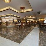 این هتل منطبق با معماری روز دنیا و بالاترین استانداردهای صنعت گردشگری طراحی شده است. هتل ویدا کیش در فاصله ای کوتاه از ساحل دریا، مراکز خرید، سالن همایش های بین المللی و پردیس بین الملل دانشگاه شریف قرار گرفته است که از این حیث دسترسی خوبی به جاذبه های توریستی و مراکز مهم جزیره کیش دارد