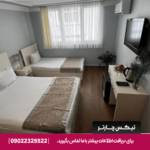 اتاق سه تخته با تخت‌های راحت، فضای جادار و نور طبیعی در هتل بالی استار استانبول
