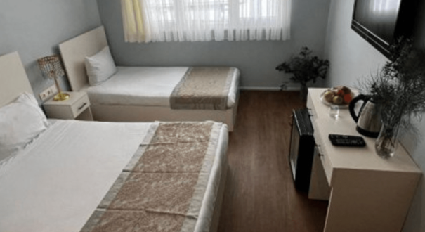 اتاق سه تخته با تخت‌های راحت، فضای جادار و نور طبیعی در هتل بالی استار استانبول