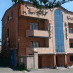 هتل پرایمر – PRIMER HOTEL YEREVAN نمای بیرونی هتل پرایمر ایروان با طراحی ساده و نمای آجری، در خیابانی آرام در مرکز شهر.