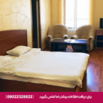 اتاق دبل استاندارد هتل پرایمر ایروان با تخت کوئین، میز کار و دکوراسیون ساده.​