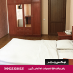 اتاق دبل استاندارد هتل پرایمر ایروان با تخت کوئین، میز کار و دکوراسیون ساده.​