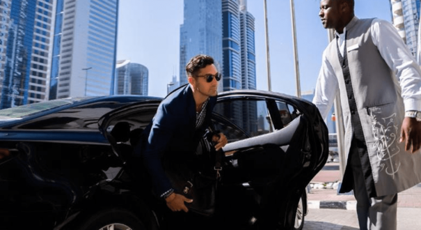 نمای ورودی هتل Tower Rotana دبی، با طراحی مدرن و برجسته، بازتابی از لوکس بودن و راحتی اقامت در این هتل است.