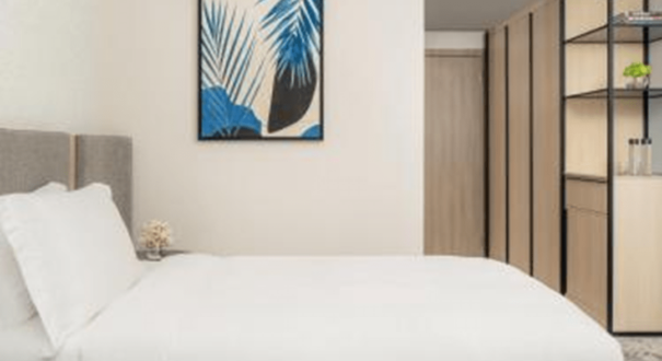 اتاق Newly Designed Guest Room با طراحی جدید و امکانات مدرن، فضای ایده‌آلی برای اقامتی راحت و آرام در هتل Tower Rotana دبی است.