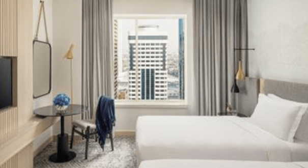 اتاق Newly Designed Guest Room با طراحی جدید و امکانات مدرن، فضای ایده‌آلی برای اقامتی راحت و آرام در هتل Tower Rotana دبی است.