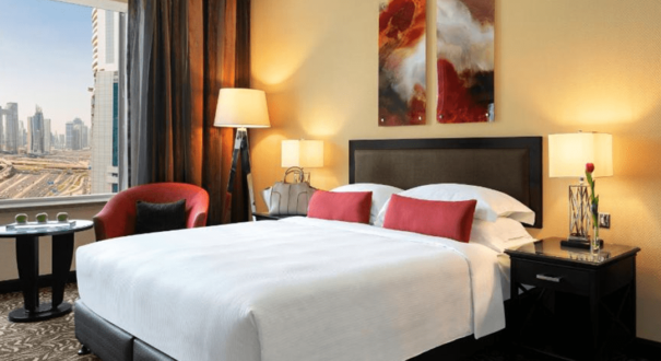 اتاق دبل در هتل Tower Rotana دبی دارای یک تخت دو نفره بزرگ، طراحی مدرن و امکانات کامل است که اقامتی آرام و راحت را برای دو مهمان فراهم می‌کند.