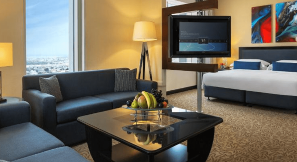 اتاق خانوادگی در Tower Rotana دبی، با ظرفیت بالا و فضای راحت، گزینه‌ای عالی برای سفرهای خانوادگی با کودکان یا گروه‌های چندنفره است.