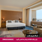 اتاق Window Seat Room با طراحی مدرن و صندلی کنار پنجره، منظره‌ای تماشایی از دبی و فضایی دلنشین برای استراحت یا مطالعه ارائه می‌دهد.