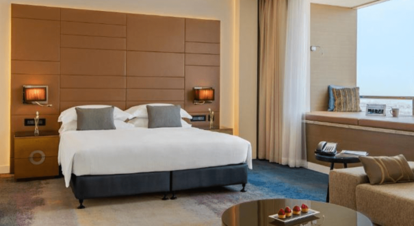اتاق Window Seat Room با طراحی مدرن و صندلی کنار پنجره، منظره‌ای تماشایی از دبی و فضایی دلنشین برای استراحت یا مطالعه ارائه می‌دهد.
