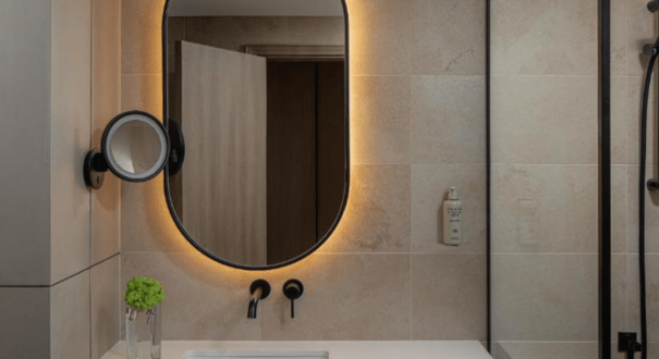 حمام اتاق Newly Designed Guest Room با طراحی شیک، دوش بارانی و امکانات کامل، تجربه‌ای آرامش‌بخش در هتل Tower Rotana دبی فراهم می‌کند.