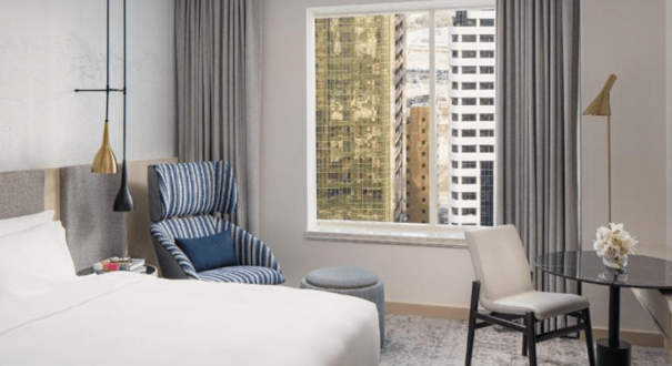 اتاق Newly Designed Guest Room با طراحی جدید و امکانات مدرن، فضای ایده‌آلی برای اقامتی راحت و آرام در هتل Tower Rotana دبی است.