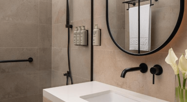 حمام اتاق Newly Designed Guest Room با طراحی شیک، دوش بارانی و امکانات کامل، تجربه‌ای آرامش‌بخش در هتل Tower Rotana دبی فراهم می‌کند.