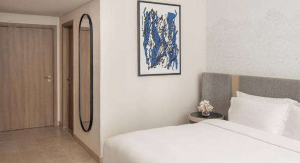 اتاق Newly Designed Guest Room با طراحی جدید و امکانات مدرن، فضای ایده‌آلی برای اقامتی راحت و آرام در هتل Tower Rotana دبی است.