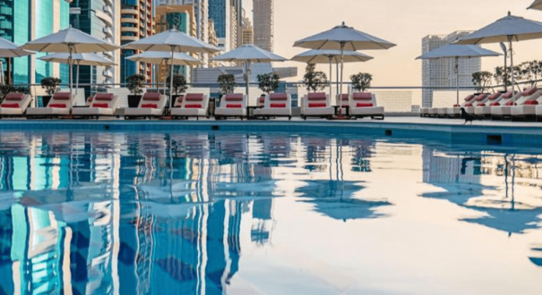 استخر هتل Tower Rotana دبی در طبقه بالا قرار دارد و با منظره‌ای از خط افق دبی، گزینه‌ای عالی برای شنا، استراحت و آفتاب گرفتن است.