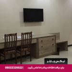 اتاق دلوکس دبل هتل پرایمر ایروان با تخت بزرگ، مبلمان شیک و بالکن با چشم‌انداز شهری.​
