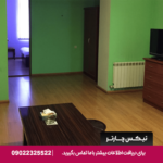 اتاق خانوادگی هتل پرایمر ایروان با دو تخت کوئین، مبل تخت‌خواب‌شو و فضای نشیمن.​
