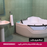 اتاق خانوادگی هتل پرایمر ایروان با دو تخت کوئین، مبل تخت‌خواب‌شو و فضای نشیمن.​