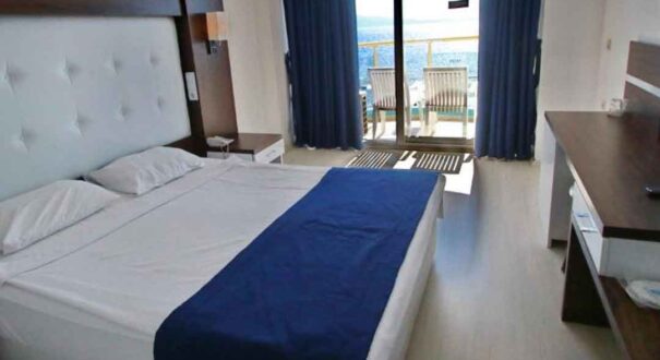 هتل آرورا (Arora Hotel) کوش آداسی