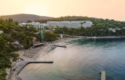 ریزورت پاین بی هالیدی (Pine Bay Holiday Resort) کوش آداسی